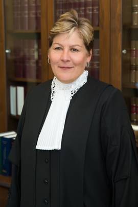 L’Université de Sherbrooke dévoile son Ambassadrice 2017 de la Faculté de droit : la diplômée Marie-Josée Hogue.